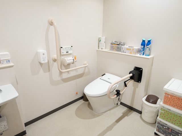 バリアフリートイレ設備 トイレ 安全に配慮した手すり付きの清潔なトイレ空間です。利用者の快適性を考えた設計となっています。