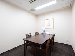 シンプルな会議室