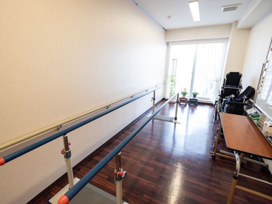 歩行練習用の廊下と手すり