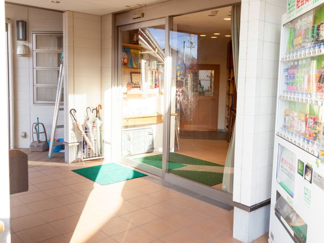 開放感のあるエントランス エントランス 広々と開けたエントランスで、来訪者を温かくお迎えするやりがいのある職場です。