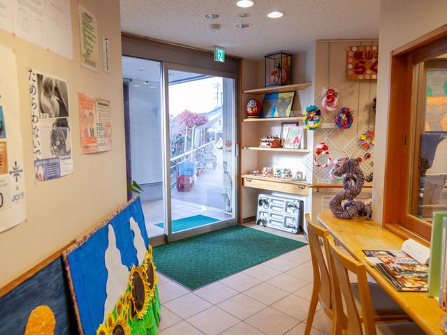 活動的なエントランス エントランス 手作り作品展示のある明るいエントランスで、居心地よくお迎えします。日々の業務動線も良好で、明るい雰囲気の中で働けます。