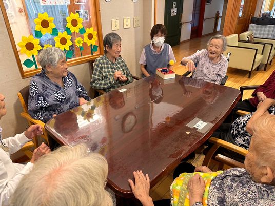 明るい居室の様子