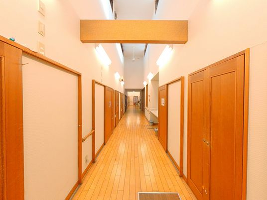 清潔で温かみの廊下