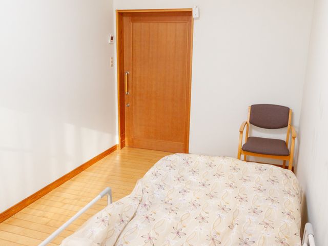 温かみのある居室 居室 広々とした居室でのご利用者様の日常生活をサポート。笑顔あふれる心地よい環境でお仕事しませんか。