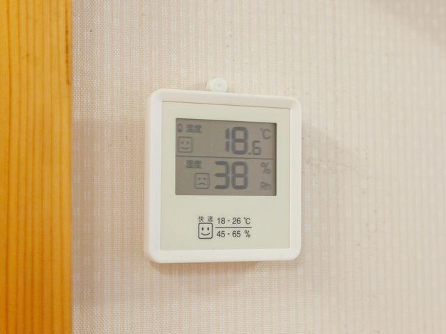 室内環境管理の温湿度計 居室 居心地の良い空間作りに貢献する、環境管理に必要な温湿度計を備えています。