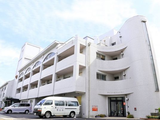 白い外観の施設建物  