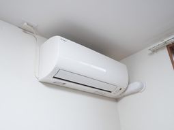 壁に取り付けられたエアコン