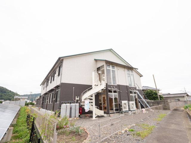 施設の外観と周辺環境 外観 広々とした敷地に建つ建物は、明るく開放的な雰囲気を演出しており、新しい職場としてご検討いただいてもよろしいかと存じます。