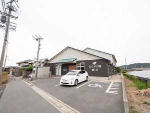 施設の外観と駐車場