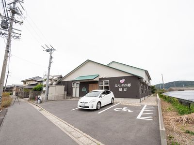 施設の外観と駐車場