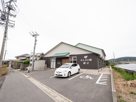 施設の外観と駐車場
