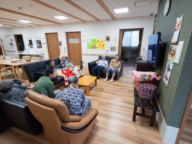 共有スペースでくつろぐ様子 共有スペース ゆったりとしたソファでくつろぐ方々の暮らしを支える施設で、私たちも一緒に仕事をしませんか。