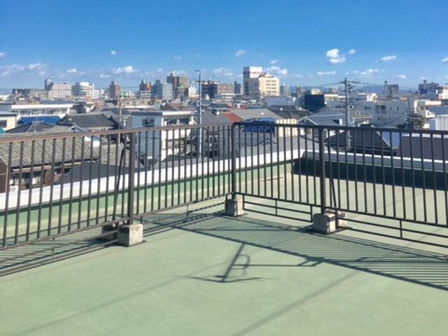 見晴らしのよいテラス テラス   青空の下で街並みを見渡せる開放的なテラスです。手すりが設けられており、休憩や気分転換の場として使いやすそうです。
