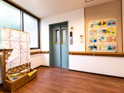 廊下に飾り付けされた壁面