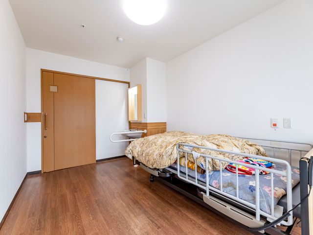 シンプルな居室 居室 ゆとりあるスペースの個室で、プライベートな時間をゆったりと過ごせる環境が整っています。ベッドサイドには手元を照らす灯りも設置されており、夜間も安心です。