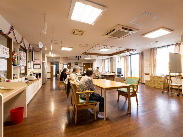 共有スペースの様子 共有スペース 和やかな雰囲気の食堂で、利用者の方がテーブルを囲んで過ごしています。共有スペースは皆様の憩いの場となっています。