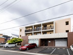 多階層の建物の外観