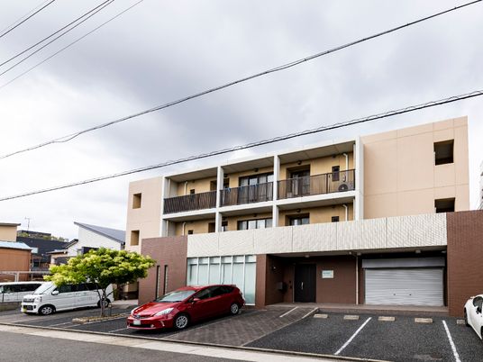 多階層の建物の外観