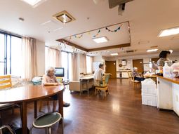 共有スペースでくつろぐ人たち