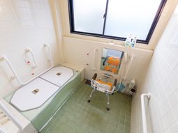 バリアフリーの浴室設備