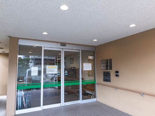 明るいエントランスの外観