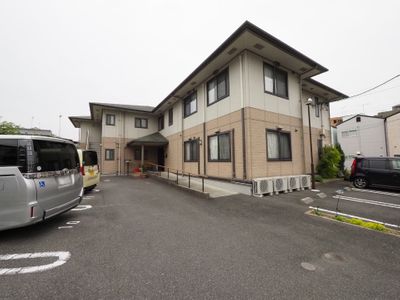 施設の前面駐車場風景