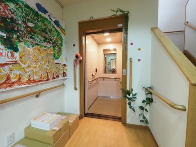 明るい廊下の入口部分