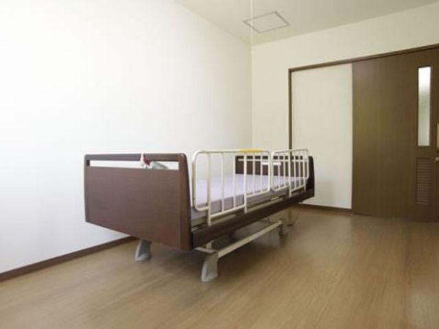 居心地の良い居室 居室 広々とした明るい居室です。手すり付きベッドが配置され、安全に考慮された空間となっています。