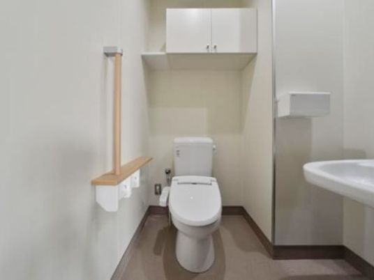 手すり付き清潔なトイレ