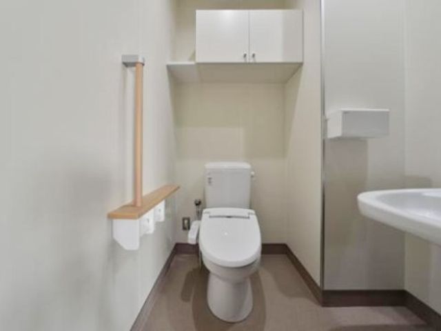 手すり付き清潔なトイレ トイレ 手すり付きで安全性を考えたトイレです。広々としており、安心してお使いいただける設計になっています。