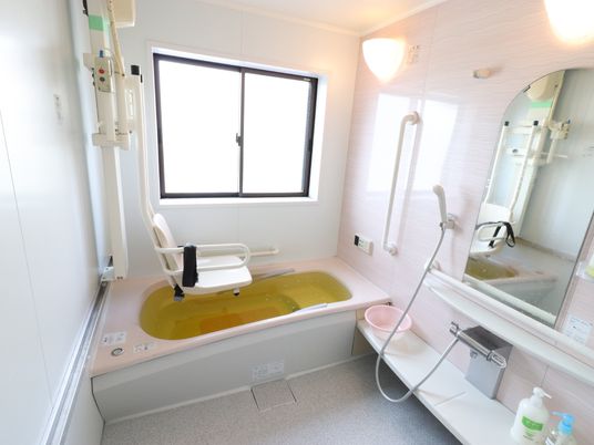 バリアフリーの明るい浴室
