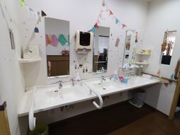 装飾された清潔な洗面台