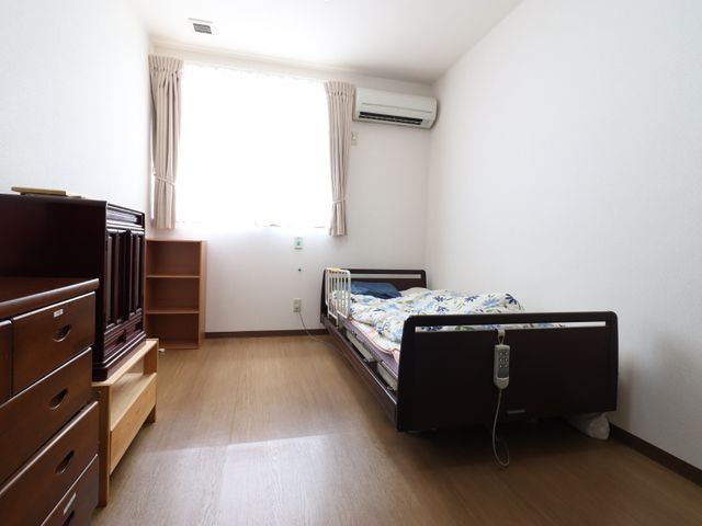 シンプルな居室 部屋 明るく清潔感のある空間です。快適な生活をサポートする設備が整っています。
