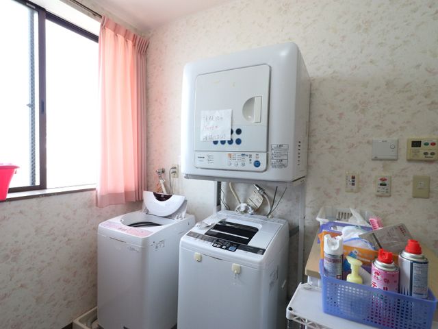 洗濯機とガス給湯器の洗面台 ランドリーコーナー 清潔に保たれた洗面スペースが完備されています。日々の生活に必要な設備が整っております。