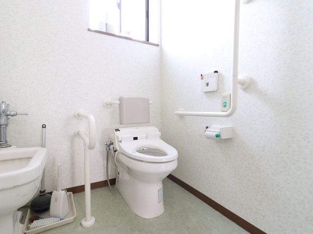バリアフリートイレの設備 トイレ 手すりやボタン類が設置され、安全かつ快適にご利用いただける空間です。