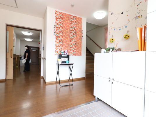 廊下の壁に飾り付け