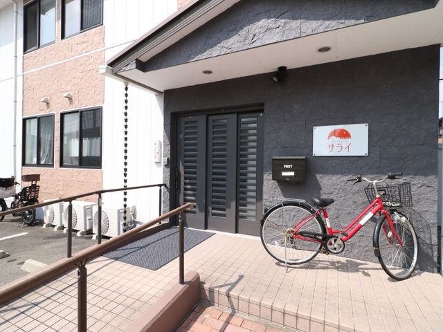 清潔な施設のエントランス エントランス 二段の階段と手すりが整備された入口です。明るく配慮された空間へのスタート点です。