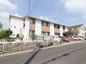 白と茶色の外壁の建物