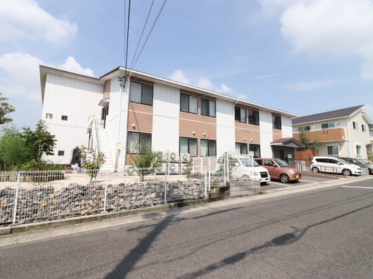 白と茶色の外壁の建物