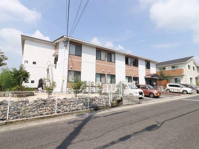白と茶色の外壁の建物 外観 明るく開放感のある建物外観で、周囲の環境も整っています。