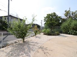 緑が生い茂る中庭