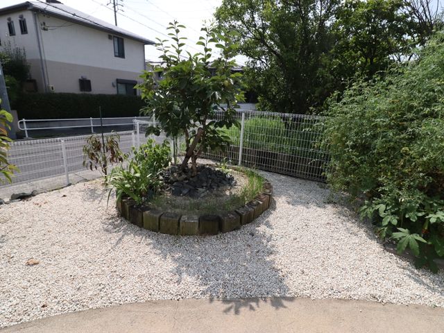 緑あふれる中庭風景 ガーデンスペース 心安らぐ緑に囲まれた中庭で、穏やかな時間を過ごせます。