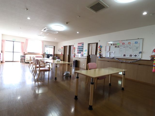 共用スペースの明るい居心地 リビングダイニング ゆとりの空間で様々な活動が展開され、居心地の良い時間を過ごせることでしょう。