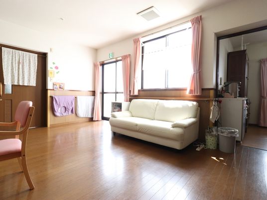 明るい居室の様子