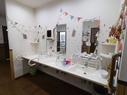 装飾された洗面台エリア