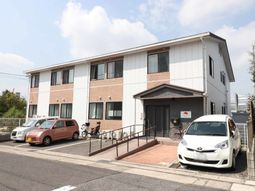 白とベージュの建物外観