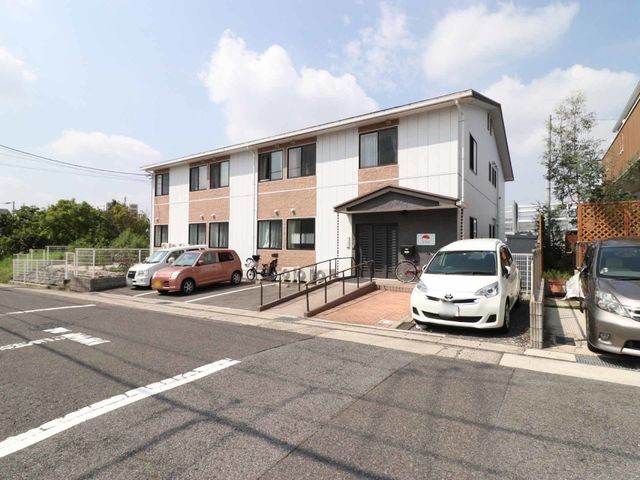 明るい施設の外観 外観 清潔感があり、落ち着いた色合いの建物です。静かな環境でお仕事しませんか？