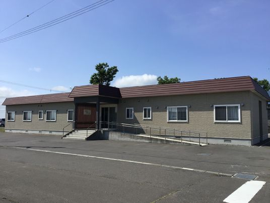 明るい一階建ての建物