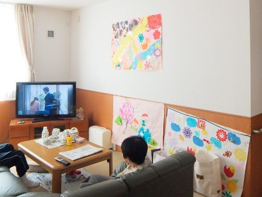 居室でテレビを見る様子