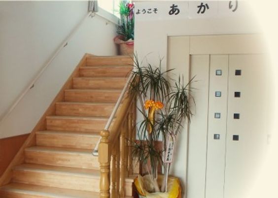 階段とエレベーターのある空間